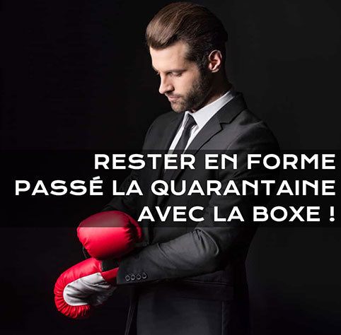 Homme qui met une paire de gants de boxe