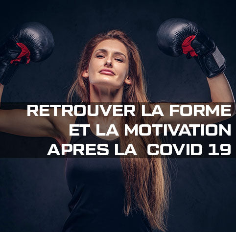 Jeune fille avec une paire de gants de boxe