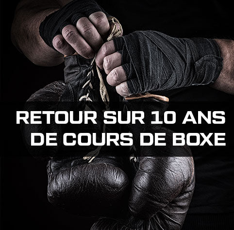 Paire de gants de boxe tenues par un boxeur