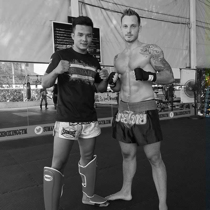 L'entraîneur de boxe de 8limbs pratique le muayt thaï