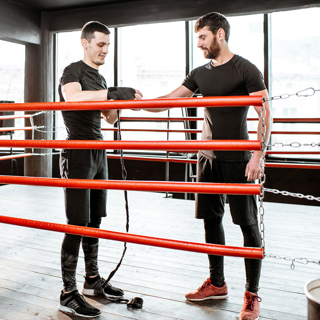 Cours de boxe pour débutant avec un apprentin et son coach