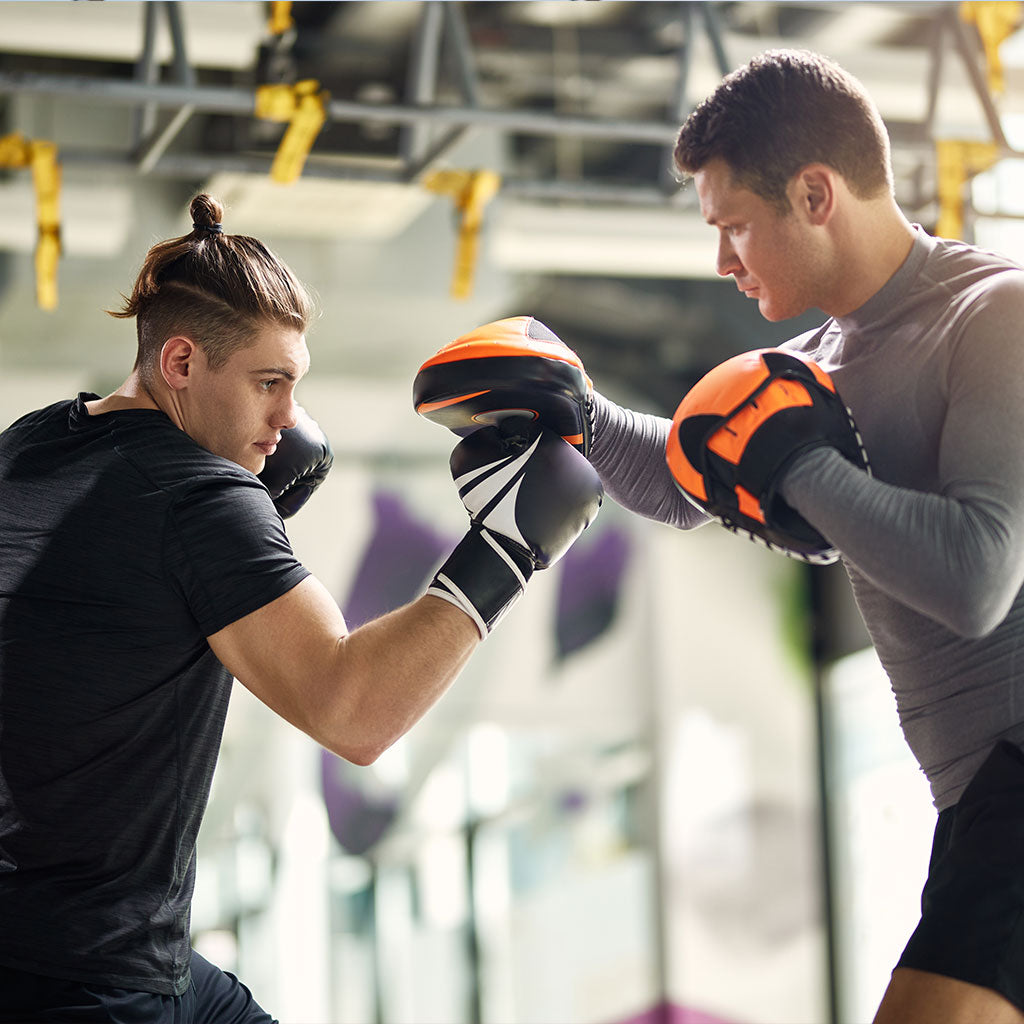 Premier cours de boxe pour ce jeune apprenti avec son  coach privé